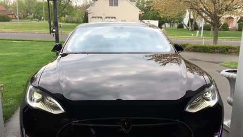 Mobil Tesla Dikendalikan Oleh Siri